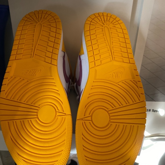 Jordan 1 OG Brotherhood - Picture 3 of 3